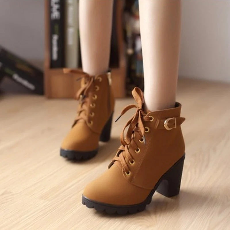 Stiefeletten mit eckigem Absatz